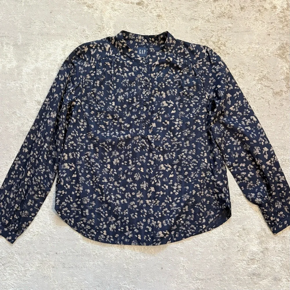 GAP Navy Blue Abstract Floral 1/2 Button Down Blouse Size Medium New With Tags - Picture 2 of 9